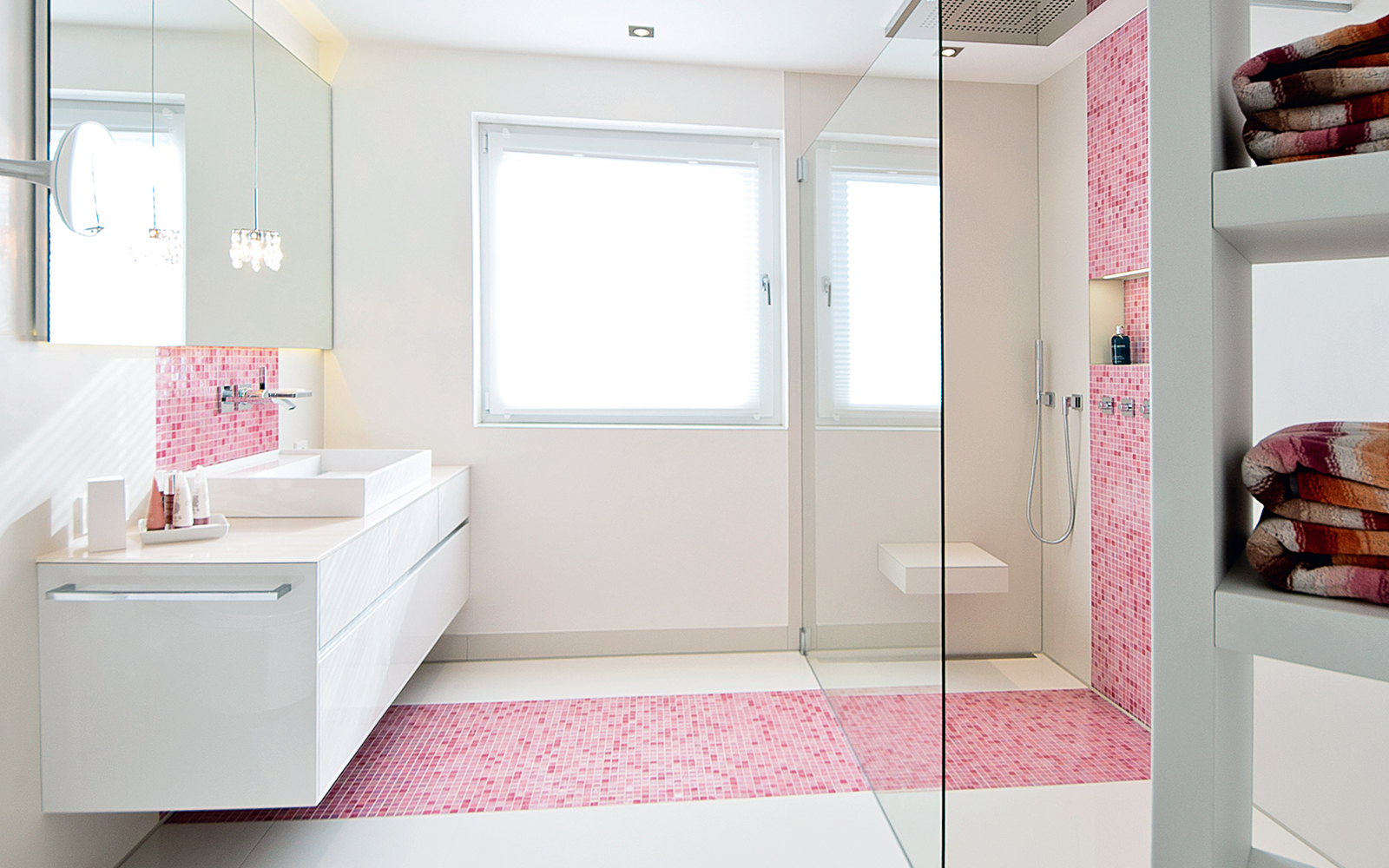 Helles Badezimmer mit bodenebener Dusche und Mosaik-Fliesen in Rosa. 