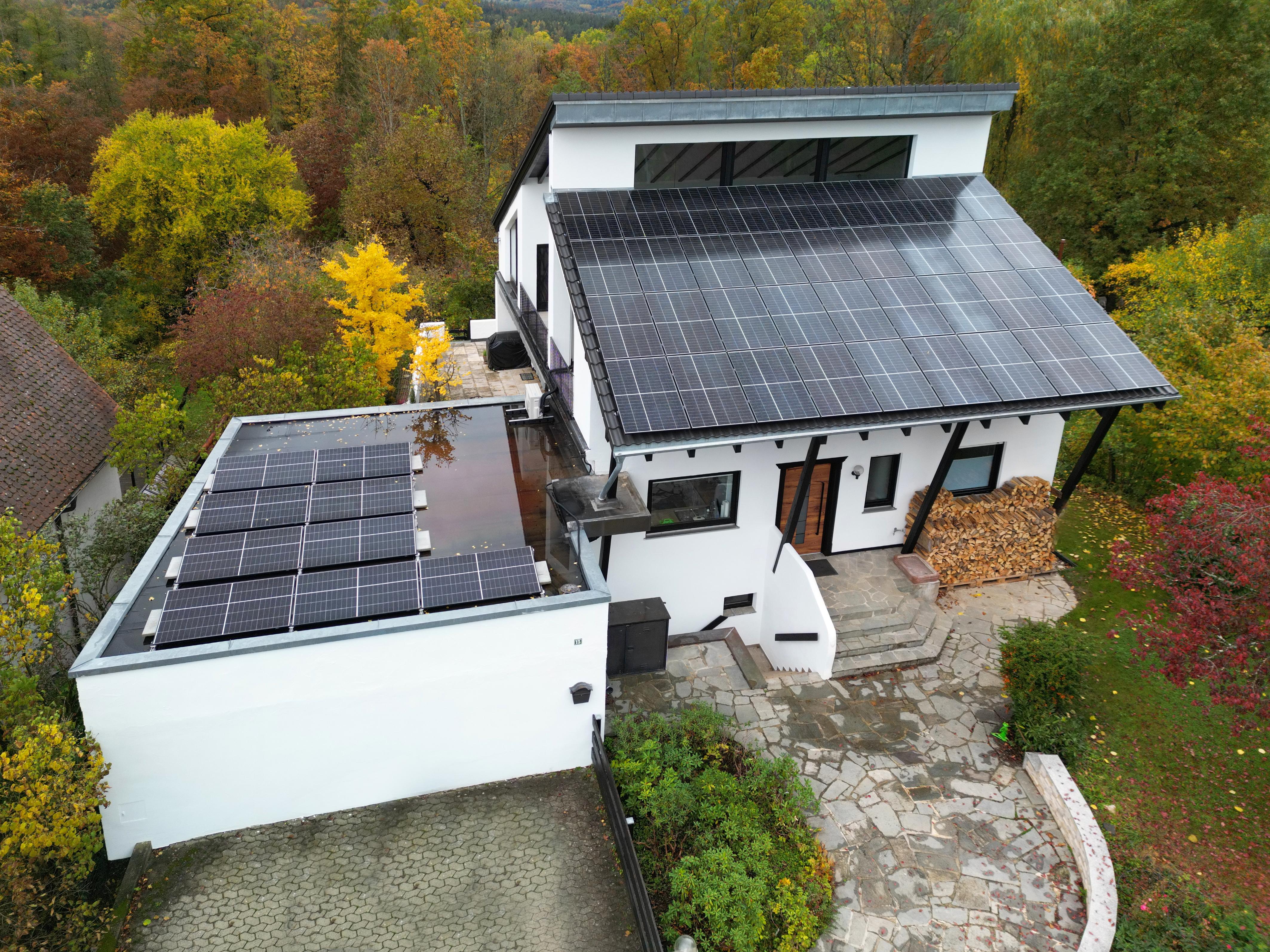 Alle Dachflächen auf Haus und Garage wurden für Photovoltaikmodule genutzt.