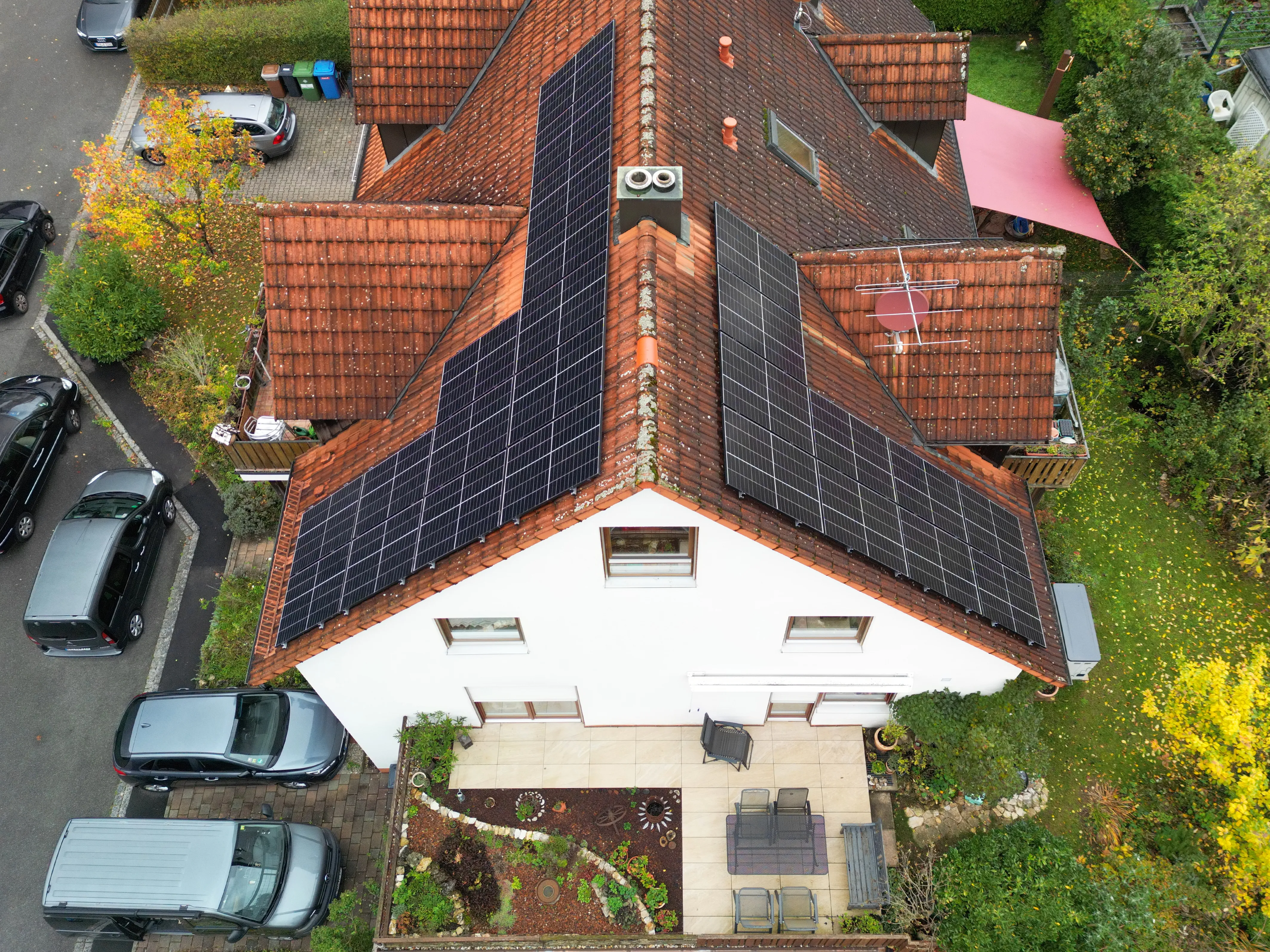 Eine Photovoltaikanlage auf beiden Dachseiten einer Doppelhaushälfte.