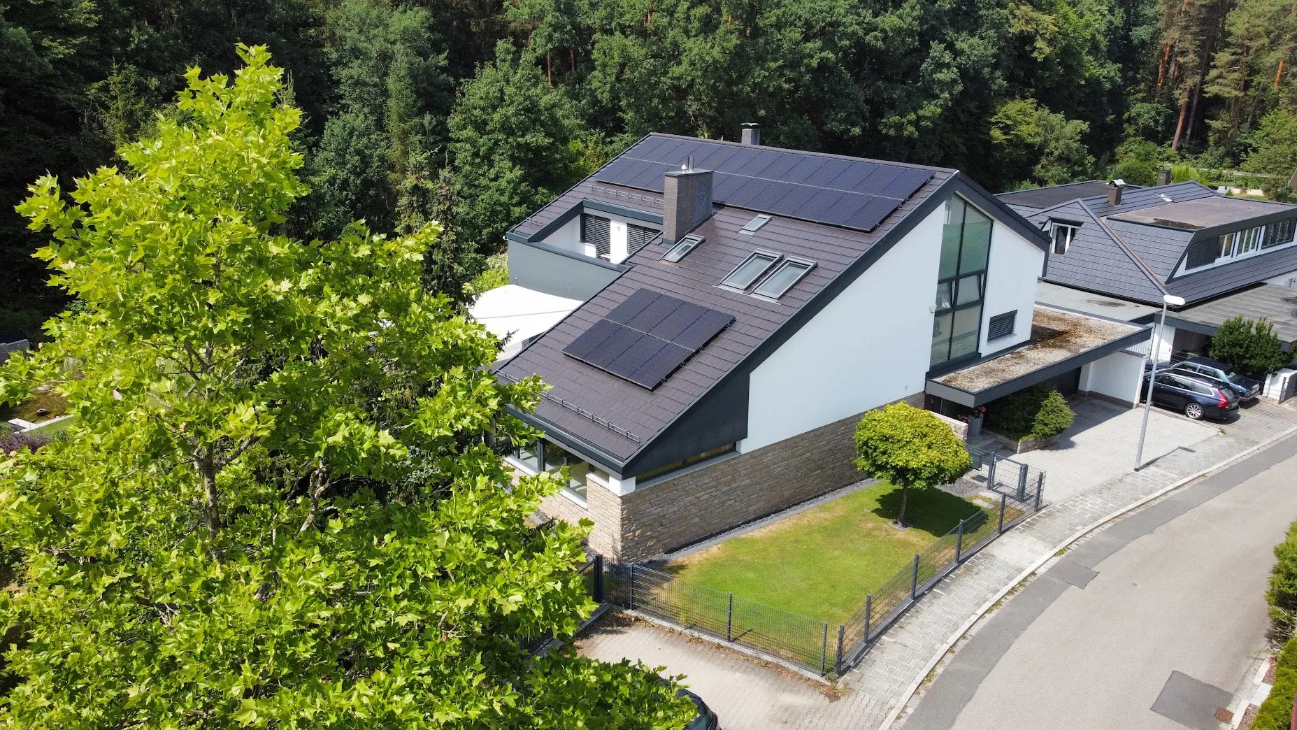 Eine Solarstromanlage auf einem Hausdach in zwei Einheiten montiert.
