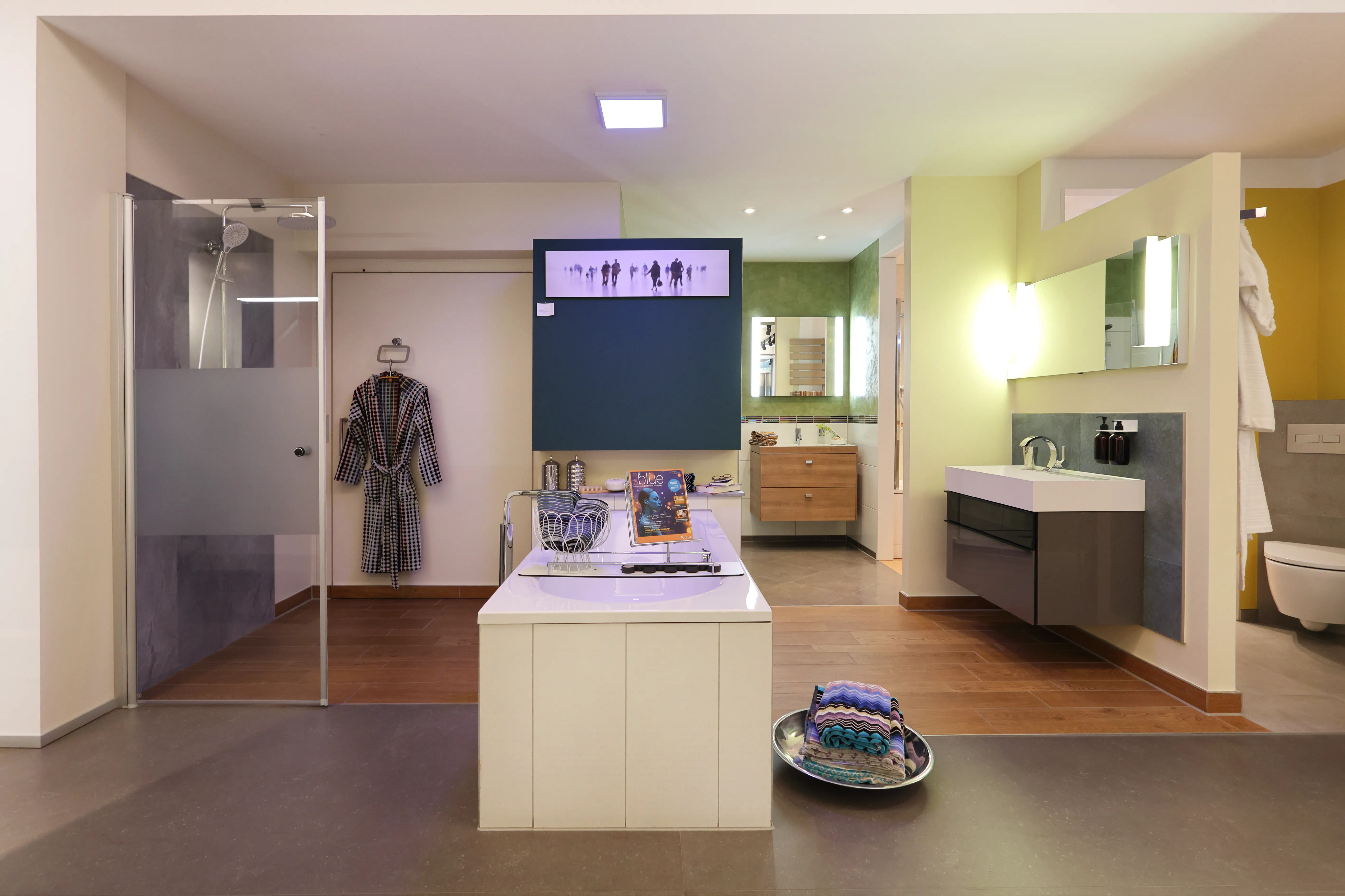 Ein Foto einer Badreferenz mit bodenebener Dusche aus der Badausstellung von Kreuz Schnaittach.