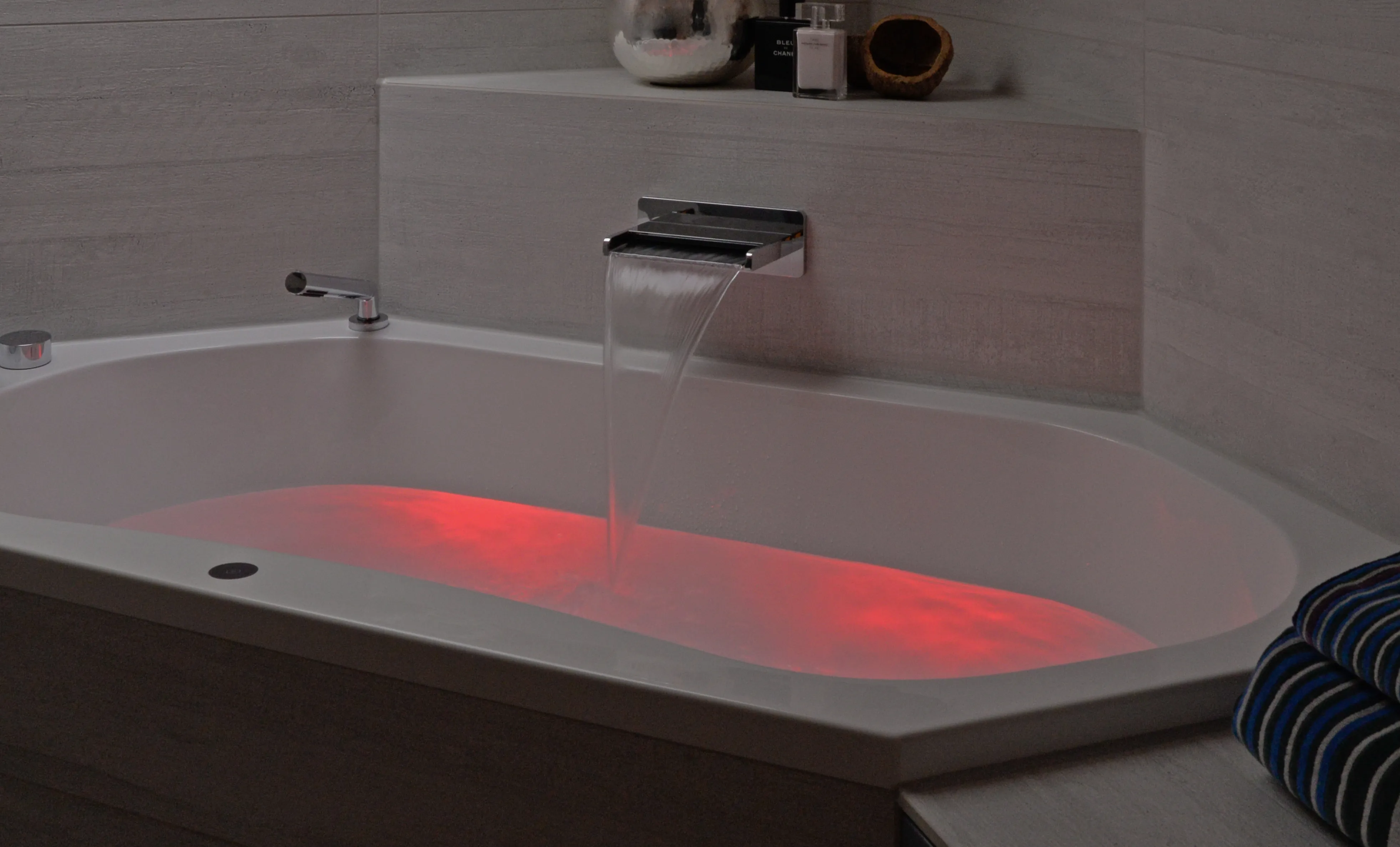 Bild einer in rotem Licht inszenierten Badewanne.
