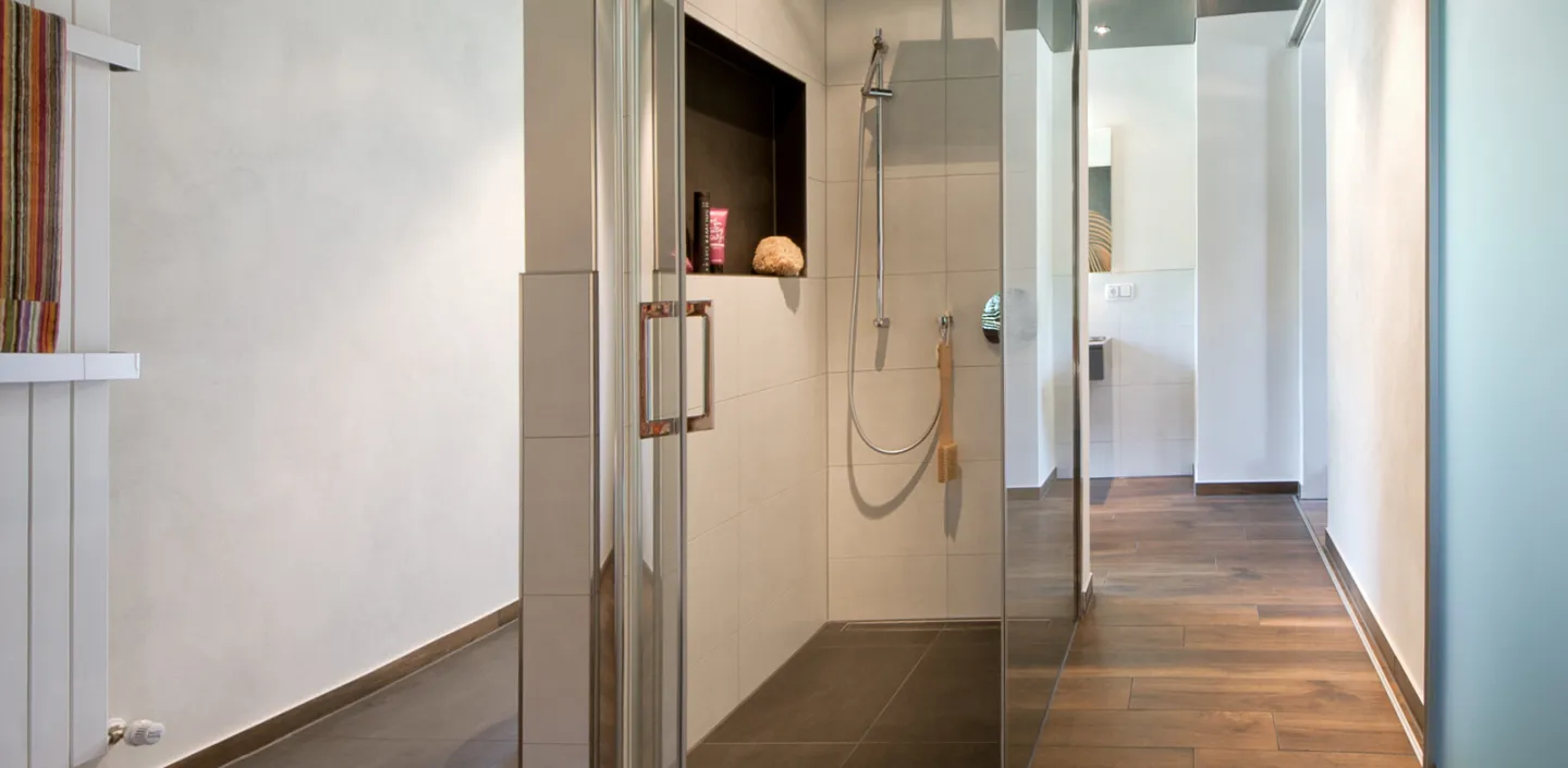 Bild einer bodengleichen Dusche im Familienbad.