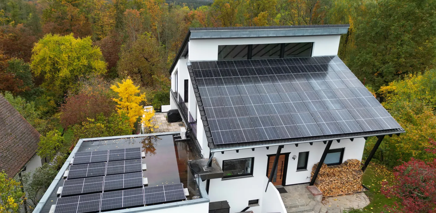 Alle Dachflächen auf Haus und Garage wurden für Photovoltaikmodule genutzt.
