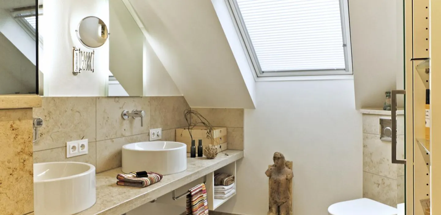 Badezimmer mit Naturstein-Fliesen aus Jura-Marmor.