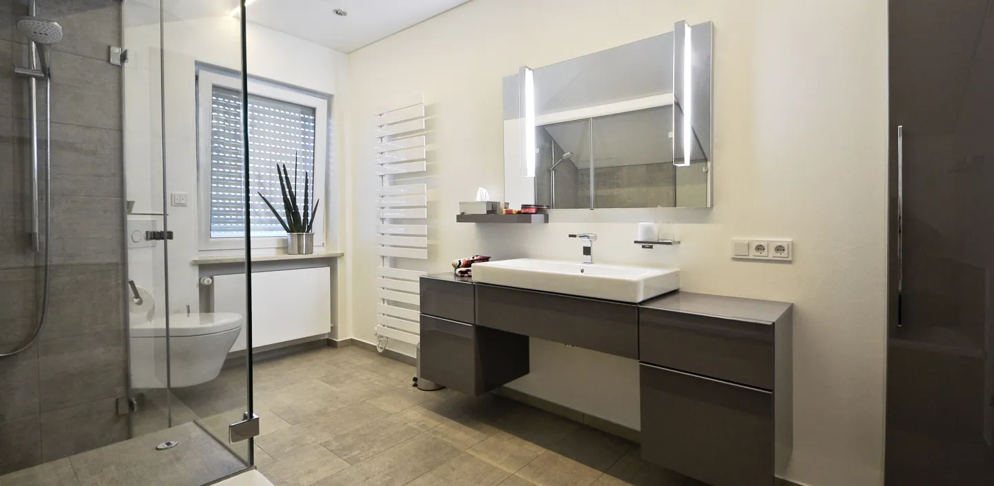 Bild eines modernisierten Wohnbad mit Dampfdusche.