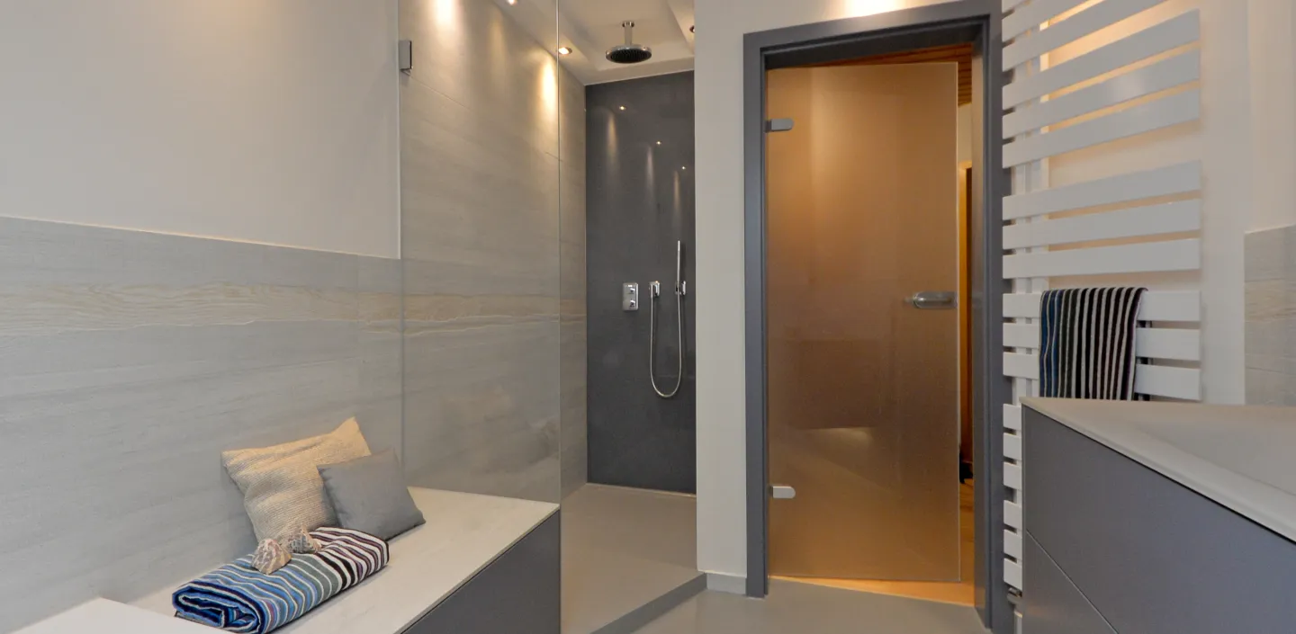 Bild eines Badezimmers mit Lichteffekten in der Dusche.