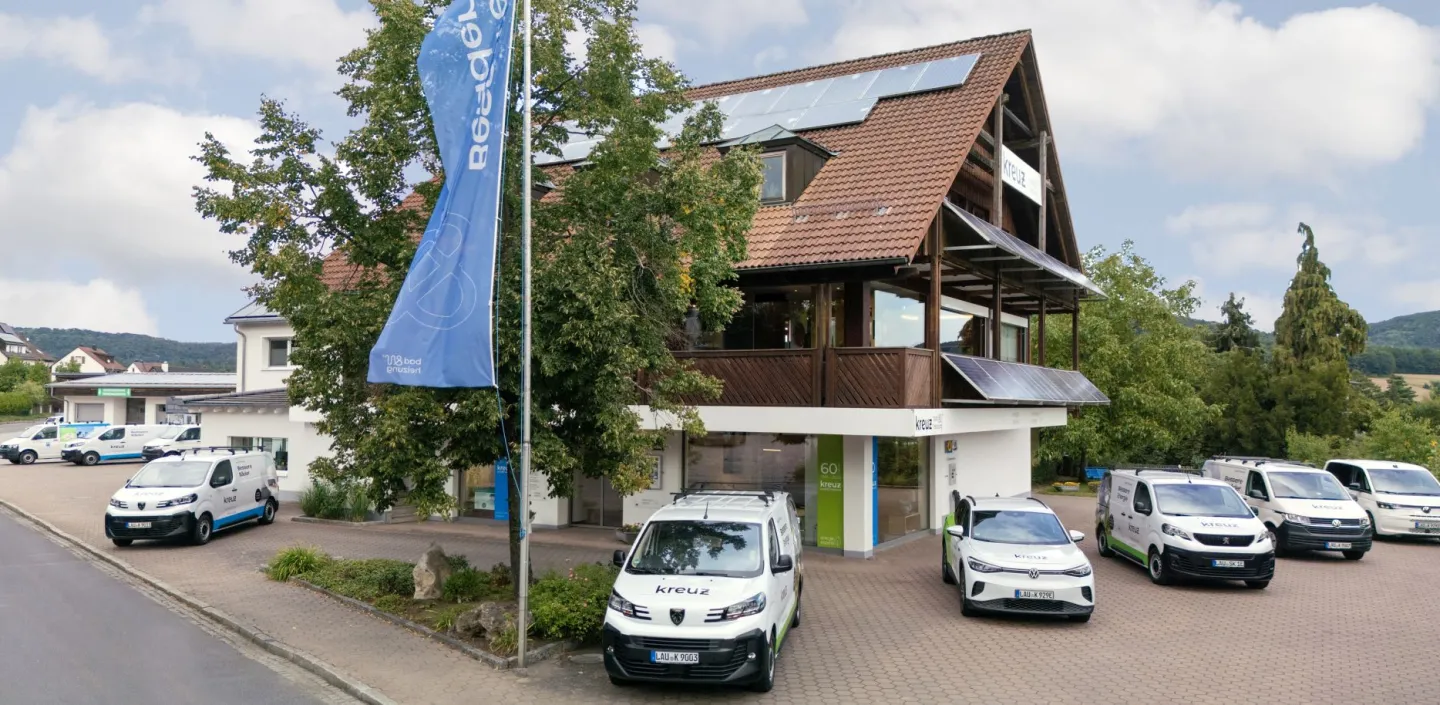 Das Firmengebäude des Familienunternehmens bad und heizung Kreuz aus Schnaittach in traditioneller Landhausarchitektur.