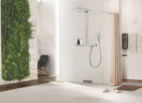 Badezimmer mit Wohnraumabiente mit Dusche von hansgrohe.