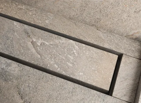 Die Ablaufrinne TECEdrainline evo in einer bodenebenen Dusche.