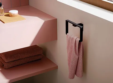 Schwarzer Handtuchhalter der Serie IMO von Dornbracht.