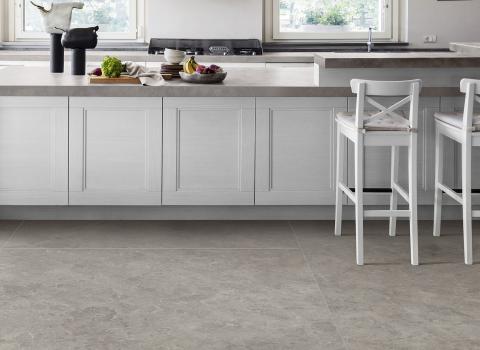 Moderne Küche im amerikanischen Stil mit Bodenfliesen in Naturstein-Optik von Marazzi.