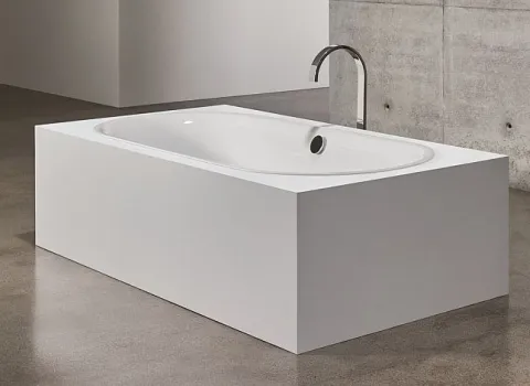 Badewanne BetteLux oval vor Sichtbeton