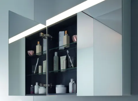 Offener Lichtspiegelschrank mit Innenverglasung und horizontaler Lichtsäule oberhalb der Spiegelfläche.