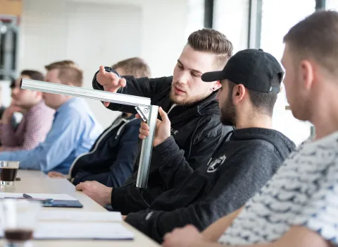 Auszubildende Anlagenmechaniker SHK bei einer Schulung.