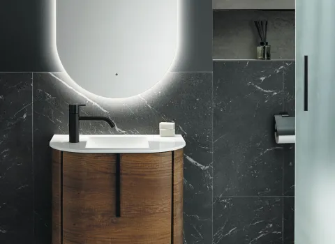 Waschtisch der Serie Lavo 2.0 von Burgbad mit einem beleuchteten Spiegel.