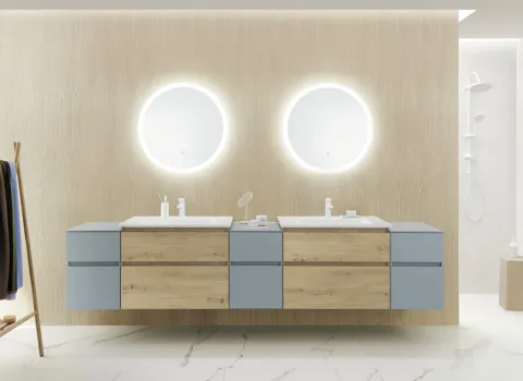 Ein großzügiges Doppelwaschtisch-Set in einem minimalistischen Badezimmer, bestehend aus zwei rechteckigen Waschbecken auf einer Kombination aus hellen Holz- und blauen Schubladen. 