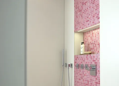 Offene Dusche mit beleuchteter Nische und pinkem Mosaik-Akzent bei großformatigen hellen Wandfliesen.