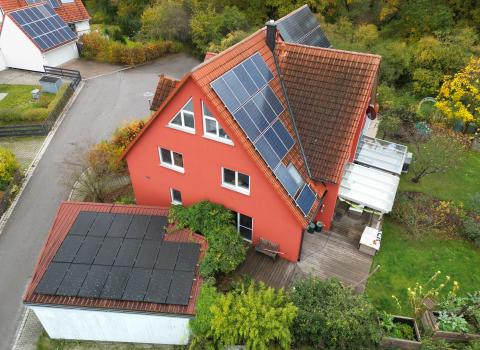 Ein Luftbild einer Doppelhaushälfte mit Photovoltaik auf Dach und Garage.