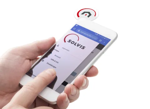 Heizungssteuerung SolvisControl mit Zugang zum SolvisPortal über ein Smartphone. 
