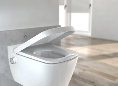 Dusch-WC TECEone mit halb geöffnetem Deckel in einem Badezimmer mit hellem Holzfußboden.
