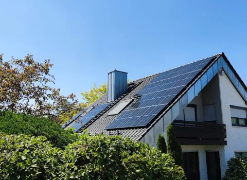 Eine Photovoltaik-Anlage auf einem Einfamilienhaus.
