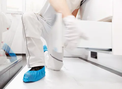 Ein Handwerker in weißer Kleidung bei der Badrenovierung.