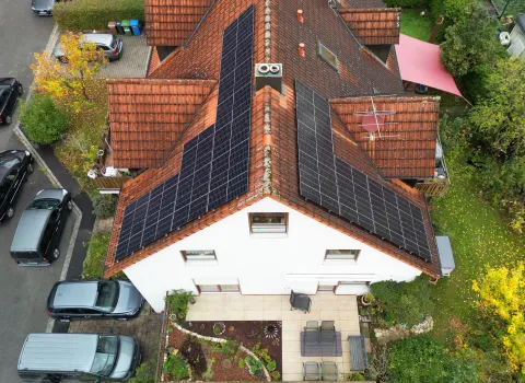 Eine Photovoltaikanlage auf beiden Dachseiten einer Doppelhaushälfte.