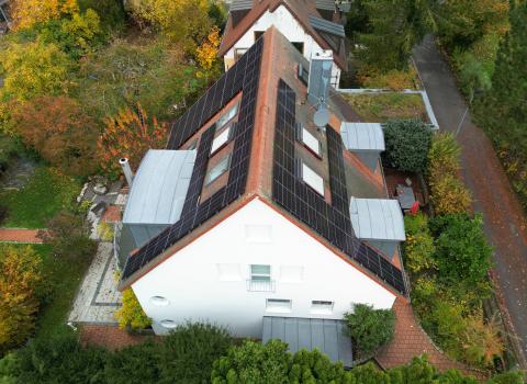 Eine Photovoltaikanlage auf zwei Dachseiten eines Einfamilienhauses.