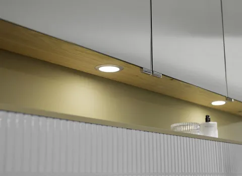 Detailansicht der beleuchteten Unterseite des Spieglschrank Accura von burgbad. 