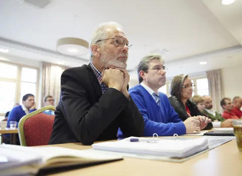 Zwei Männliche Teilnehmer eines Workshops von bad & heizung zum Thema Strategie.