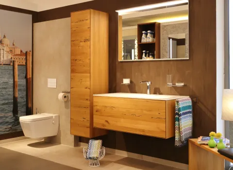 Ein Foto einer Badreferenz mit WC und Armatur aus Holz aus der Badausstellung von Kreuz Schnaittach.