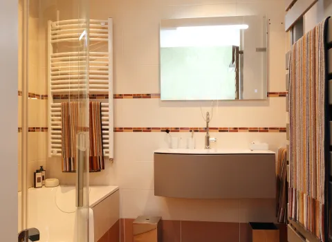 Ein Foto einer Badreferenz mit Dusche, Armatur und Spiegel aus der Badausstellung von Kreuz Schnaittach.