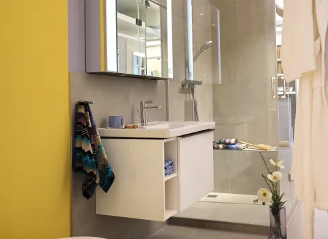 Ein Foto einer Badreferenz mit Dusche, Armatur und Leuchtspiegel aus der Badausstellung von Kreuz Schnaittach.