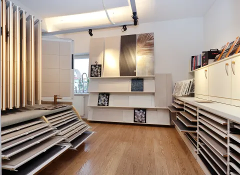 Ein Foto eines Raums mit Badmustern aus der Badausstellung von Kreuz Schnaittach.