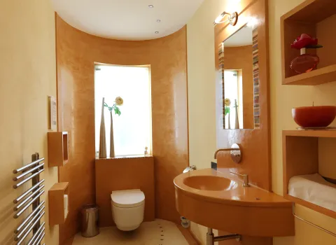 Ein Foto einer Badreferenz in braunen Tönen aus der Badausstellung von Kreuz Schnaittach.