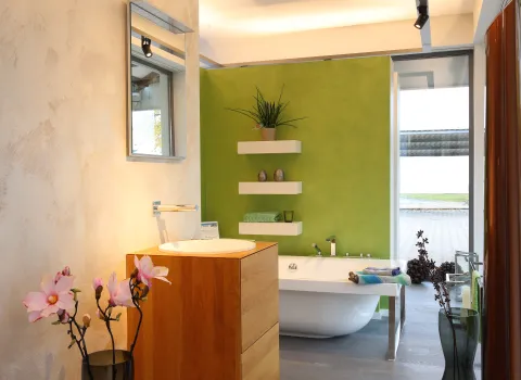 Ein Foto einer Badreferenz mit Badewanne und Holz-Armatur aus der Badausstellung von Kreuz Schnaittach.