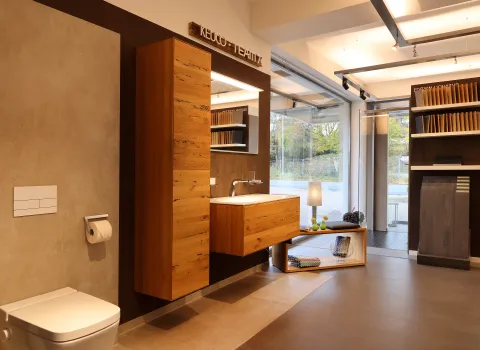 Ein Foto einer Badreferenz mit WC und Holz-Armatur aus der Badausstellung von Kreuz Schnaittach.