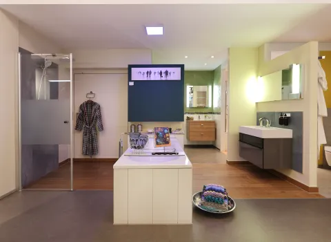 Ein Foto einer Badreferenz mit bodenebener Dusche aus der Badausstellung von Kreuz Schnaittach.