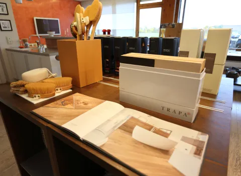 Ein Foto aus der Badausstellung von Kreuz Schnaittach mit Badmustern.