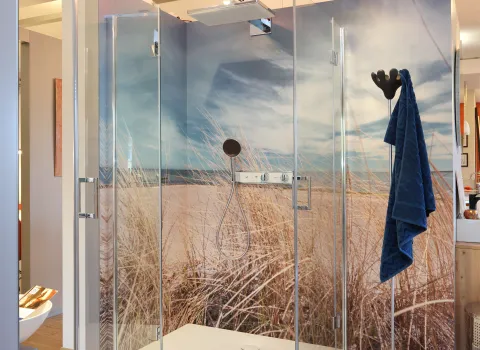 Ein Foto einer Badreferenz mit Dusche im Stranddesign aus der Badausstellung von Kreuz Schnaittach.