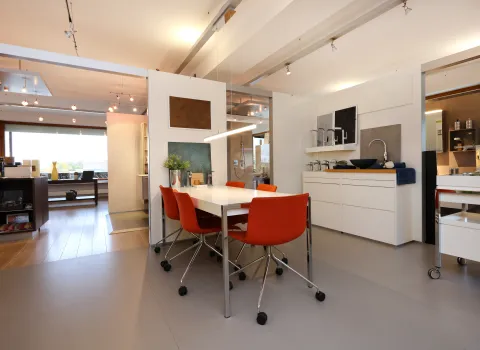 Ein Foto der Badausstellung von Kreuz Schnaittach mit Beratungstisch.