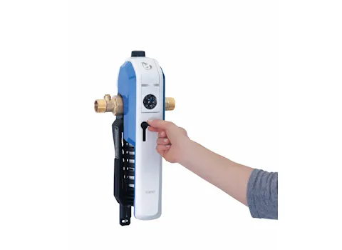 Eine Hand betätigt den Hebel an einem blauen Wasserfiltersystem während der Montage.