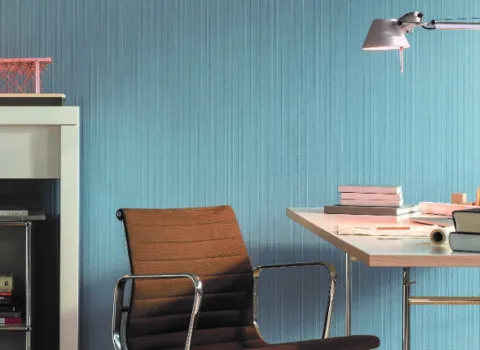 Foto eines Arbeitszimmers mit blauer Wandfarbe.