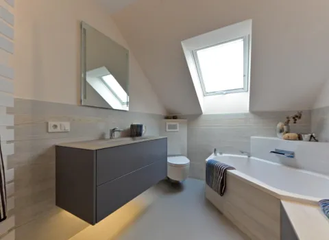 Bild einer Armatur, die von einem gelben Licht-Highlight untermalt wird.