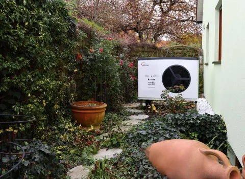 Solvis Lea Wärmepumpe im Garten neben einer Doppelhaushälfte.