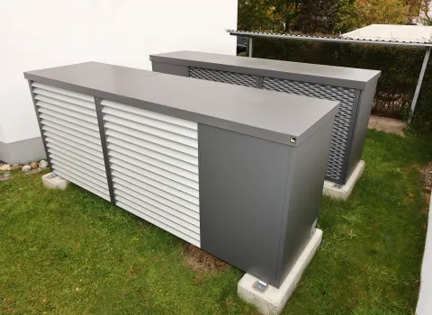 Zwei leistungsstarke iDM-Außengeräte einer 100-kW-Wärmepumpenanlage im Außenbereich.