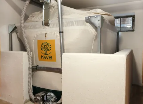 Staubdichtes Pellet-Sacksilo der Marke KWB mit Saugleitung und Fördertechnik in einem Heizraum, witterungsgeschützte Pelletlagerung im Big Bag.
