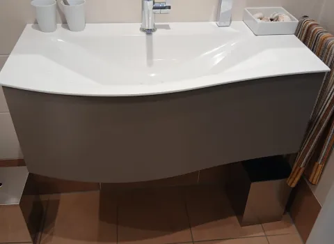 Ein Burgbad Sihea Waschtisch mit einem dunkelgrauen Unterschrank