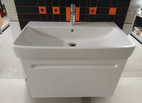 Ein Duravit Waschtisch mit weißem Unterschrank